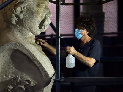 Limpieza del busto de Anselm Clavé en el proscenio del Palau de la Música, aprovechando el cierre por la pandemia.