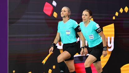 La árbitra Stephanie Frappart, a la derecha, junto a la asistente Neuza Ines Back, antes del partido entre Alemania y Costa Rica.