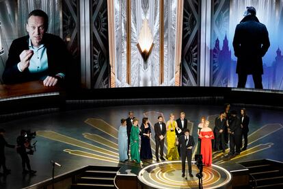 Daniel Roher y parte del equipo del documental 'Navalny' sobre el disidente ruso, reciben el Oscar a mejor largometraje documental.