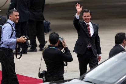 El expresidente de México Enrique Peña Nieto saluda en 2018 al llegar al Aeropuerto Ministro Pistarini de Buenos Aires (Argentina), donde se desplazó para participar en una cumbre del G-20.