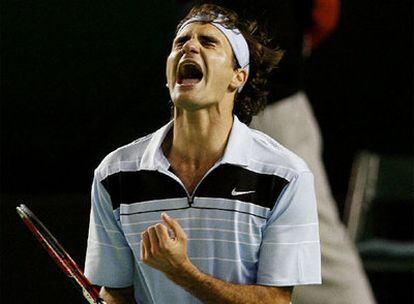 El tenista suizo Roger Federer grita para celebrar su victoria en el Open de Australia ante el chileno Fernando González.