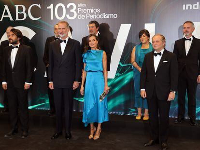 De izquierda a derecha, Santiago Muñoz Machado, Manual Jabois, Pedro García Cuartango, el Rey Felipe VI, la Reina Letizia, Flavia Álvarez-Pedrosa, Ignacio Ybarra y Marc Mutra, en los Premios Internacionales de Periodismo del diario 'Abc', el lunes 17 de julio de 2023 en Madrid.