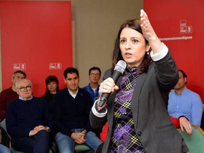 La vicesecretaria general del PSOE, Adriana Lastra, durante su intervenci&oacute;n en un acto sobre pensiones en Palencia. 