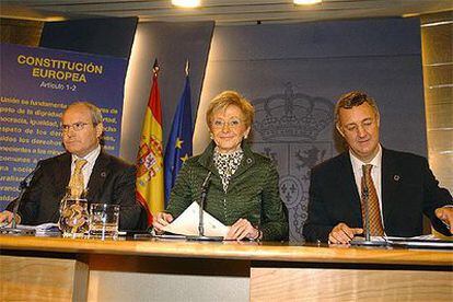 Fernández de la Vega, acompañada por Montilla y Caldera, durante la rueda de prensa tras el Consejo de Ministros.