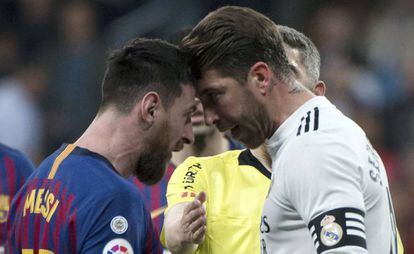 Ramos se encara con Messi durante el clásico.