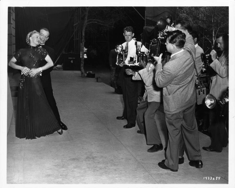 Ginger Rogers y Fred Astaire posan para la prensa durante la promoción de la película 'Vuelve a mí' (1949).