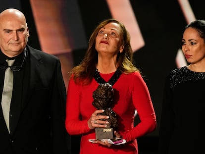 Eulalia Ramon, viuda de Carlos Saura, en el centro de la imagen, junto a Antonio y Anna Saura en la 37ª edición de la gala de los Goya.