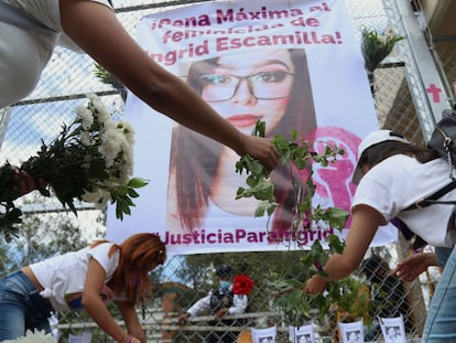 Colectivas feministas afuera del Reclusorio Oriente, en Ciudad de México, durante una de las audiencias en contra del asesino de Ingrid Escamilla, el 5 de septiembre de 2022.