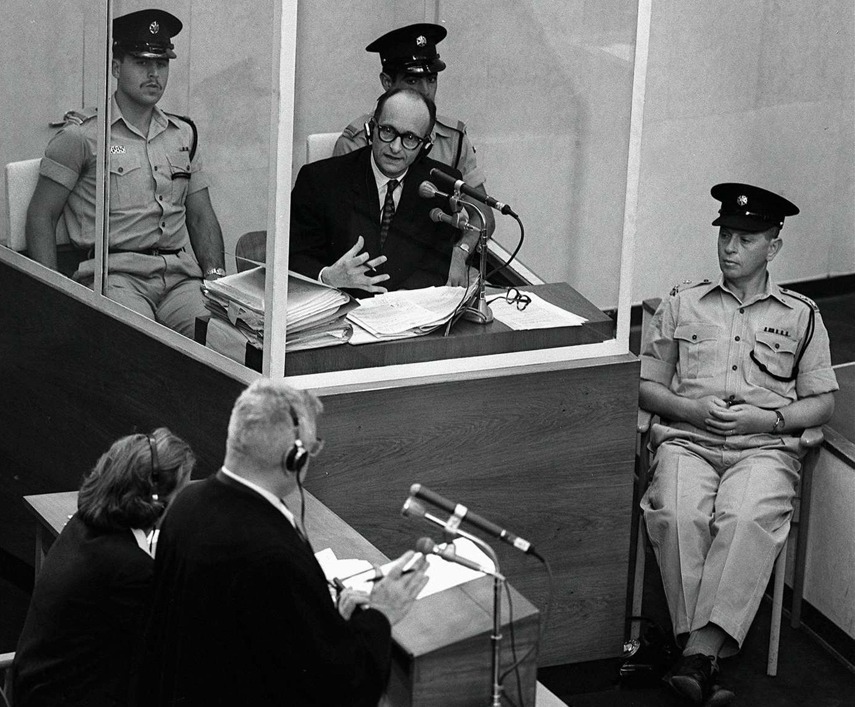 El criminal nazi Adolf Eichmann durante el juicio que lo condenó a muerte en Israel, el 22 de junio de 1961.