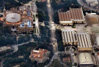 Vista aérea del MNAC. A sus pies, los pabellones de Victoria Eugenia (arriba) y Alfonso XIII (abajo).
