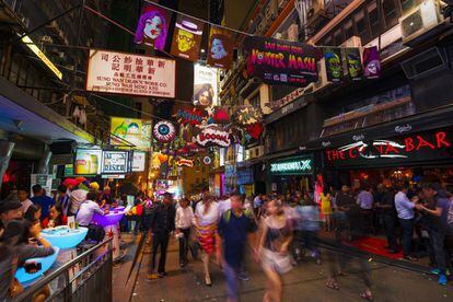 Lan Kwai Fong (en la foto) y el Soho son las zonas nocturnas más frecuentadas por los famosos en Hong Kong. Aquí hay todo tipo de bares: para sibaritas del vino, amantes de los cócteles o de la cultura. Puestos a proponer, está el Stockton (stockton.com.hk), coctelería que evoca el ambiente de un club privado del Londres victoriano. El Tazmania Ballroom (tazmaniaballroom.com) saca mesas de pinpón los martes, jueves y sábados, y su código de vestimenta es de estilo glam-casual. En Kung Lee (Hollywood Road) se sirven infusiones de hierbas y jugo fresco de caña de azúcar de calidad desde 1948. Los locos años 60 nos reciben en el Tai Lung Fung, entre clientela bohemia y licores caseros. Y para probar cerveza local artesanal de barril está el Roundhouse Taproom (roundhouse.com.hk), con 25 variedades, algunas de edición limitada.