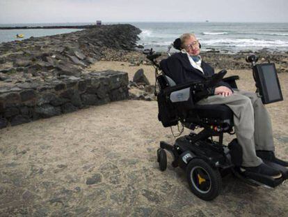 Hawking en una playa de Tenerife en 2015. En vídeo, la secuencia realizada por la Universidad de Cambridge en homenaje a Hawking. 