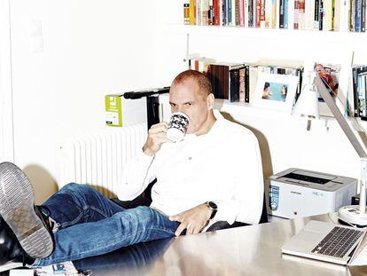 Yanis Varoufakis posa para ICON sorbiendo café, una de sus actividades predilectas, en su despacho en Atenas.