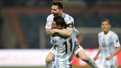 Messi celebra con Di María su gol, este sábado contra Ecuador.