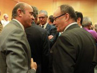 El ministro de Econom&iacute;a, Luis de Guindos (izquierda), junto al goberandor del Banco de Espa&ntilde;a, Luis Mar&iacute;a Linde.