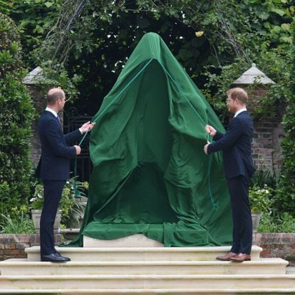 El príncipe británico Guillermo, duque de Cambridge (izq.), y el príncipe británico Harry, duque de Sussex, desvelan una estatua de su madre, la princesa Diana, en el Jardín Hundido del Palacio de Kensington. 