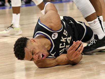 Giannis Antetokounmpo se duele en el suelo tras la caída de espaldas en el primer partido de la eliminatoria de los Milwaukee Bucks contra Miami Heat.