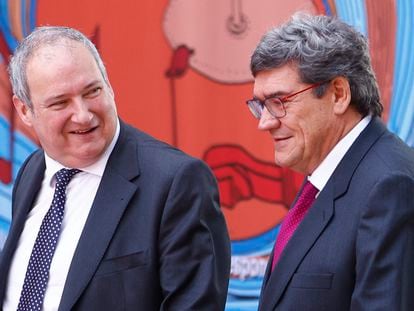 Los ministros de Industria y Turismo, Jordi Hereu (i), y de Transformación Digital, José Luis Escrivá, a su llegada a la Fira de Barcelona para el acto oficial de inauguración del MWC 2024.