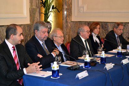 En el centro del grupo, José María Fidalgo, Eduard Punset y el ex ministro Eduardo Serra, durante la presentación del proyecto.