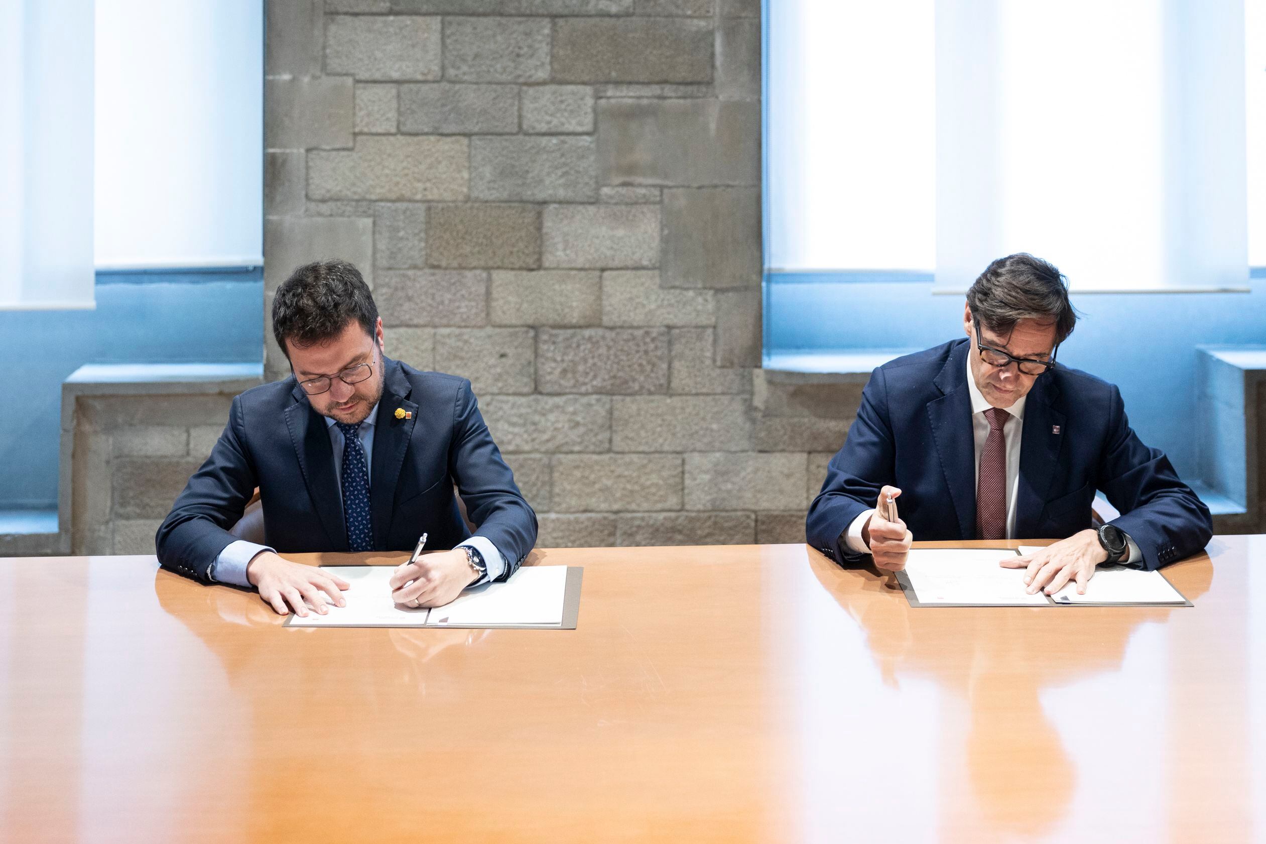 Aragonès e Illa firman el acuerdo sobre los presupuestos catalanes en el Palau de la Generalitat.