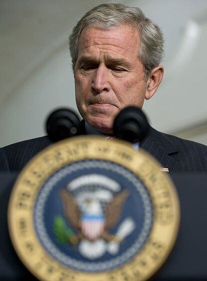 El presidente de Estados Unidos, George Bush, informa en la Casa Blanca del estado de las negociaciones sobre el plan de rescate.