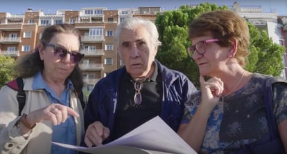 Tres miembros de la Asociación Parque Sí Chamberí, ante el parque que se construirá en el barrio y cuya historia construye el documental 'De interés general'.