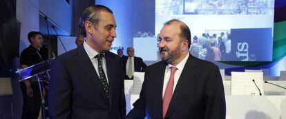 Manuel Mirat y Jos&eacute; Luis Sainz, futuro y actual consejero delegado de Prisa, respectivamente, en la junta de accionistas de hoy. 