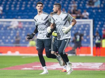 Courtois  y Casilla calientan antes del partido contra el Getafe.