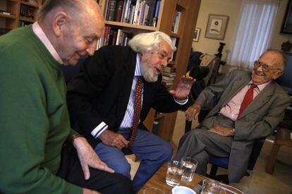 Encuentro entre Santiago Carrillo (derecha), el poeta Marcos Ana (izquierda) y Teodulfo Lagunero, catedrático de Derecho Mercantil y abogado, en 2009.