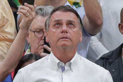 El presidente de Brasil, Jair Bolsonaro, llora durante la convención nacional del Partido Liberal.