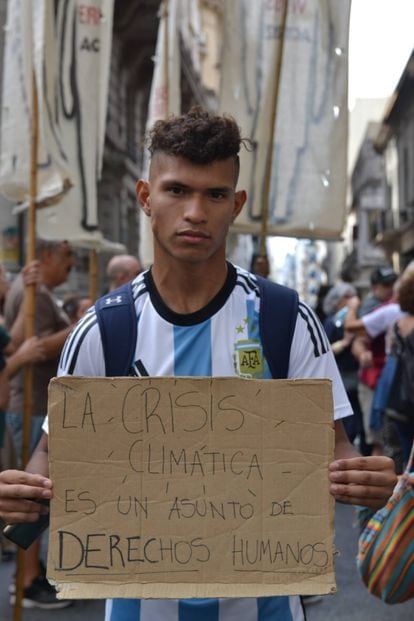 El activista argentino Bruno Rodríguez durante una manifestación.