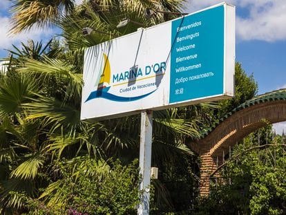 Cartel de bienvenida del complejo turístico Marina D'Or.