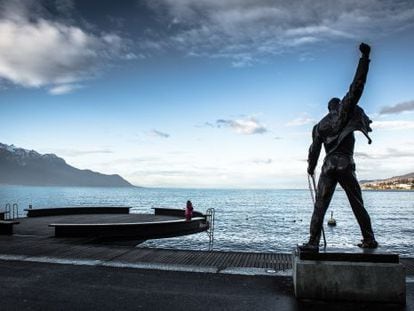 La estatua de bronce de Freddie Mercury frente al lago Leman, en el paseo ribere&ntilde;o de la ciudad suiza de Montreux.