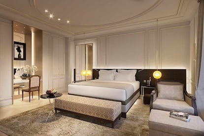 Tras tres años reforma y una inversión de 99 millones, el icónico hotel Ritz de Madrid vuelve a abrir sus puertas.