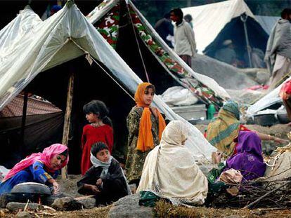 Paquistaníes que perdieron sus hogares durante el terremoto, en un campo de refugiados de Balakot.