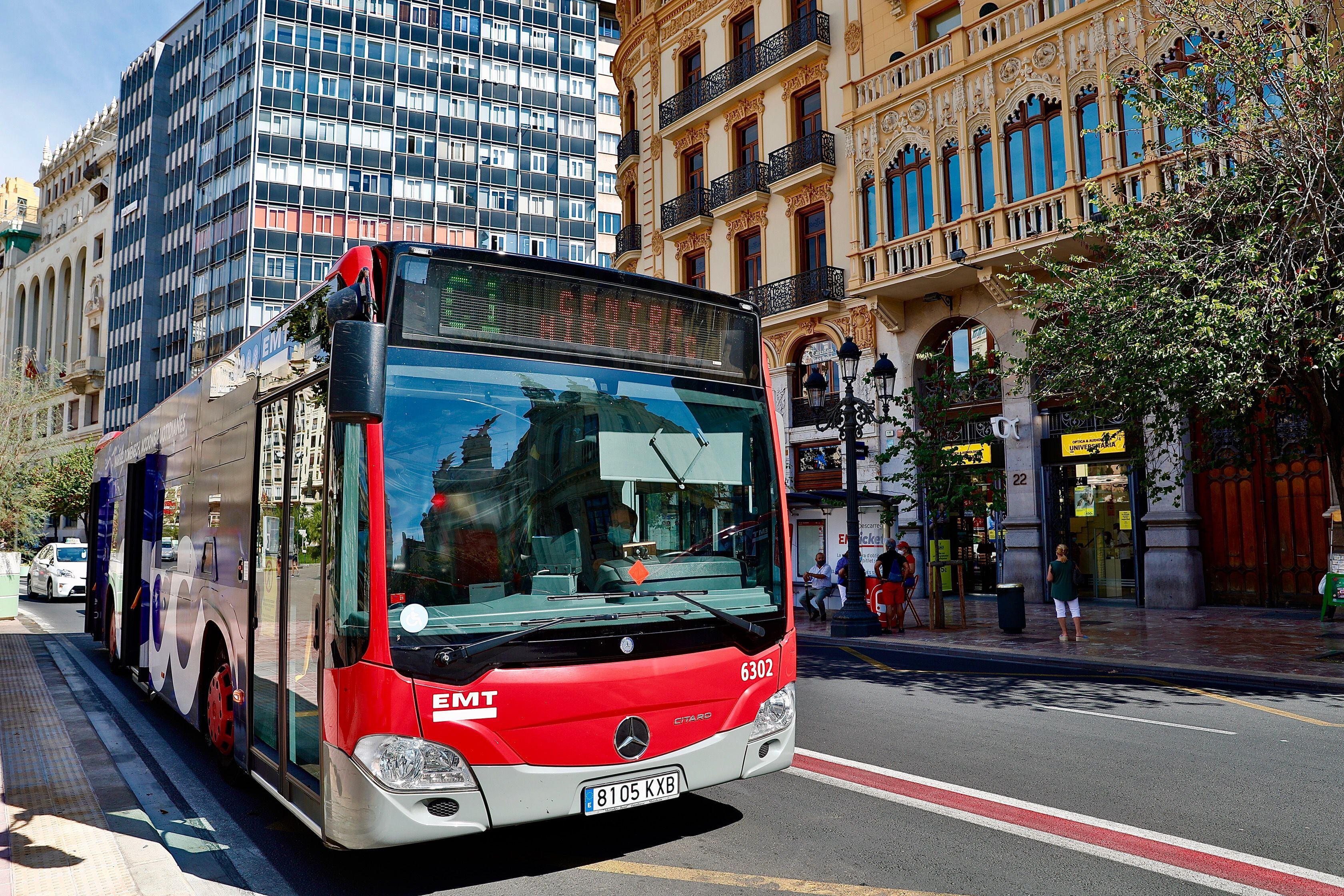 Una mujer da a luz a un bebé en un bus de la EMT en Valencia en un parto asistido por el padre