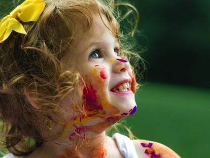 Un niño expresa con su sonrisa la felicidad que siente cuando juega.