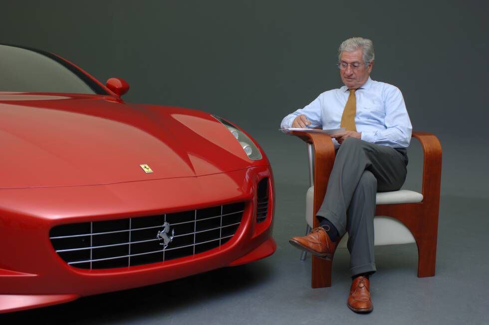 El diseñador de coches Giorgetto Giugiaro junto a uno de sus Ferrari.