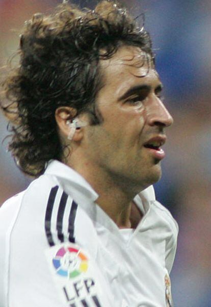 Raúl, con el transmisor en la oreja tapado.