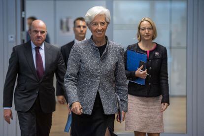 Christine Lagarde, presidenta del BCE, seguida por el vicepresidente del organismo, Luis de Guindos, el jueves en Fráncfort.