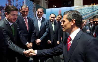 El gobernador de Nuevo Le&oacute;n, Rodrigo Medina, saluda al presidente Pe&ntilde;a Nieto. 