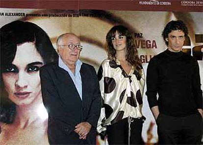 Vicente Aranda, Paz Vega y Leonardo Sbaraglia, durante la presentación de la película.