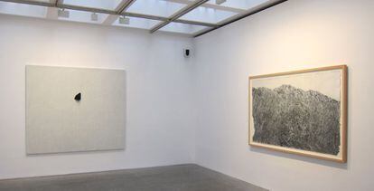 Dos de las obras expuestas en la galería Marlborough, en Madrid.