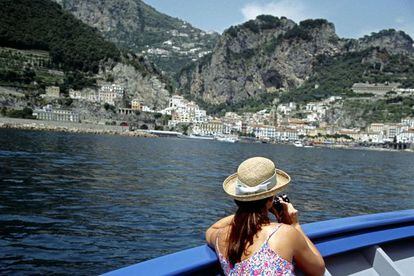 Para muchos, este tramo de litoral es uno de los lugares más bellos del mundo. Desde luego, es uno de los más fotogénicos. Al sur de la bahía de Nápoles, cerrando un amplio golfo, dibuja un paisaje mediterráneo de gran espectacularidad: montañas escarpadas y verticales riscos que se adentran en el mar, salpicados de pueblos pintorescos como Positano, Amalfi y Ravello –famoso por sus villas y conexiones wagnerianas–, así como Sorrento y Salerno, accesos principales a la costa. El primero, ubicado sobre un acantilado, ha sobrevivido al turismo masivo, mientras que Salerno es un puerto sosegado de encanto cotidiano. Entre los mejores restaurantes de la costa, además del ya mencionado Donna Rosa, destaca L’Antica Trattoria, en Sorrento, con una terraza superior de flores emparradas y azulejos tradicionales. Básicamente, lo que se espera de una romántica trattoria en el sur de Italia.