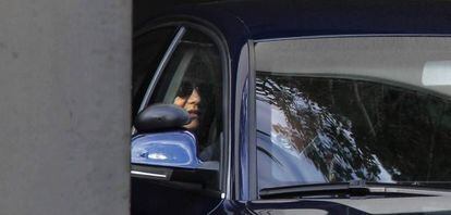 La infanta Cristina sale en coche de su casa de Barcelona para acudir su trabajo en La Caixa. 