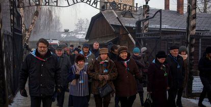 Un grupo de supervivientes, en el campo de concentración de Auschwitz.