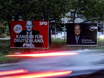 Berlin (Germany), 21/09/2021.- Large scale election campaign posters show the top candidates (L-R) Annalena Baerbock (Alliance 90/The Greens), Olaf Scholz (Social Democratic Party, SPD), and Armin Laschet (Christian Democratic Union, CDU) at a road in Berlin, Germany, 14 September 2021. The federal German elections will be held on 26 September 2021. (Elecciones, Alemania) EFE/EPA/FILIP SINGER