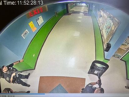 En una captura de pantalla de las cámaras de seguridad de la escuela primaria Robb, el día de la masacre, al menos tres policías fuertemente armados, uno con un escudo balístico, recorren un pasillo.