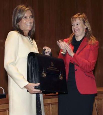 Ana Mato recibe la cartera del departamento de manos Leire Paj&iacute;n.