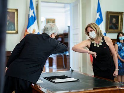 El presidente de Chile, Sebastián Piñera, saluda con el codo a la exministra de la Mujer, Macarena Santelices, el 6 de mayo pasado.